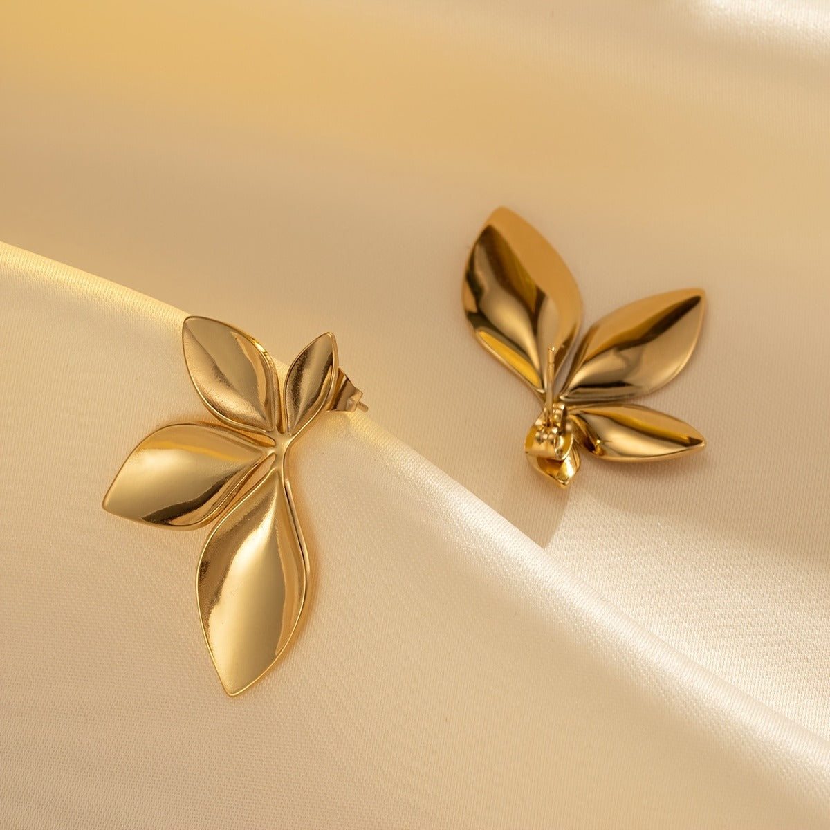 1 Pair of Exquisite Leaf-Shaped Pendant Earrings - Made of Durable Titanium Steel, Fashionable and Personalized Design, Perfect for Daily Wear, Romantic Dates, and Graduation Gifts