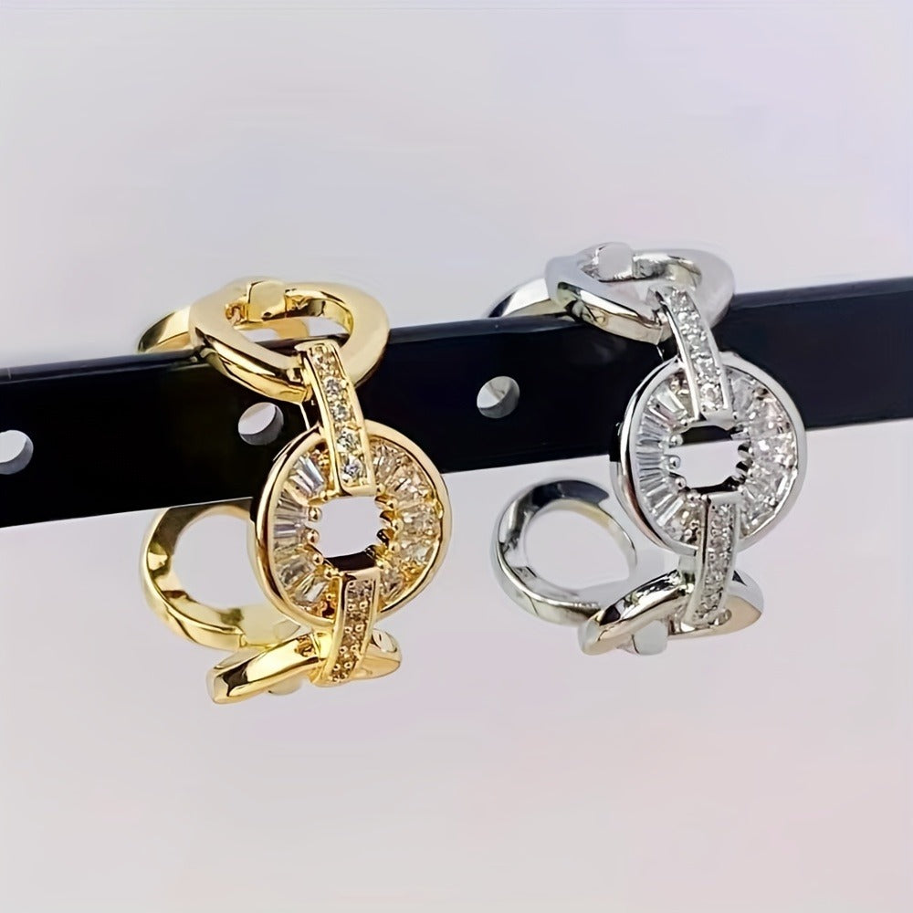Circular ring with adjustable size, exquisite and luxurious Women's ring. A ring adorned with sparkling Synthetic Zirconia stones. Brass metal anti allergic material, suitable for Women's daily wear rings.