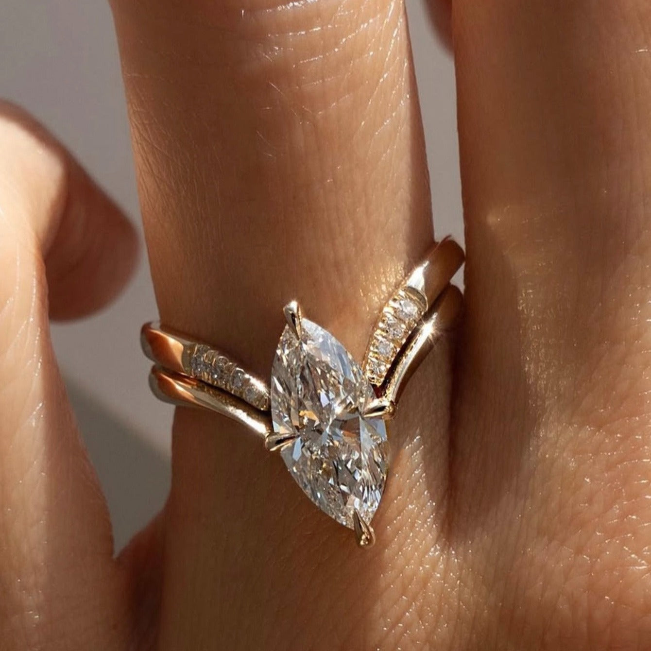 2pcs 18K Golden Plated S925 Silver 2 Carat Marquise Moissanite Two-Piece Set Combination Ring Style Inlaid 6*12mm V-shaped Simple Style Design Stacking Ring New Fashion Product Sparkling Moissanite Engagement Gift Wedding Gif