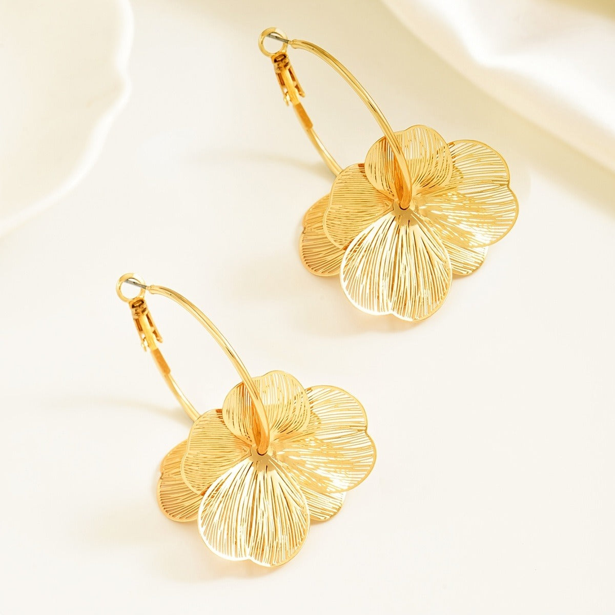 [Chic Flower Earrings] 1 Pair of Chic Exaggerated Double-Layer Flower Earrings - Elegant Hollow Design, Copper with Iron Posts, Ideal for Daily Wear and Parties, Versatile Jewelry|Vintageinspired Design|Iron Post Posts