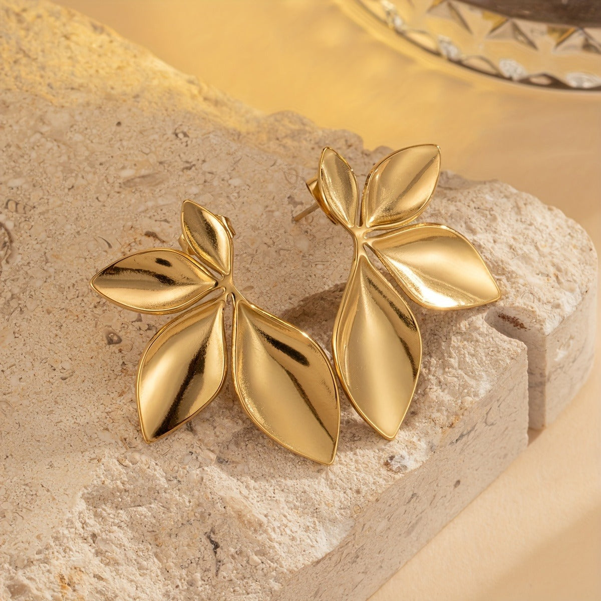 1 Pair of Exquisite Leaf-Shaped Pendant Earrings - Made of Durable Titanium Steel, Fashionable and Personalized Design, Perfect for Daily Wear, Romantic Dates, and Graduation Gifts