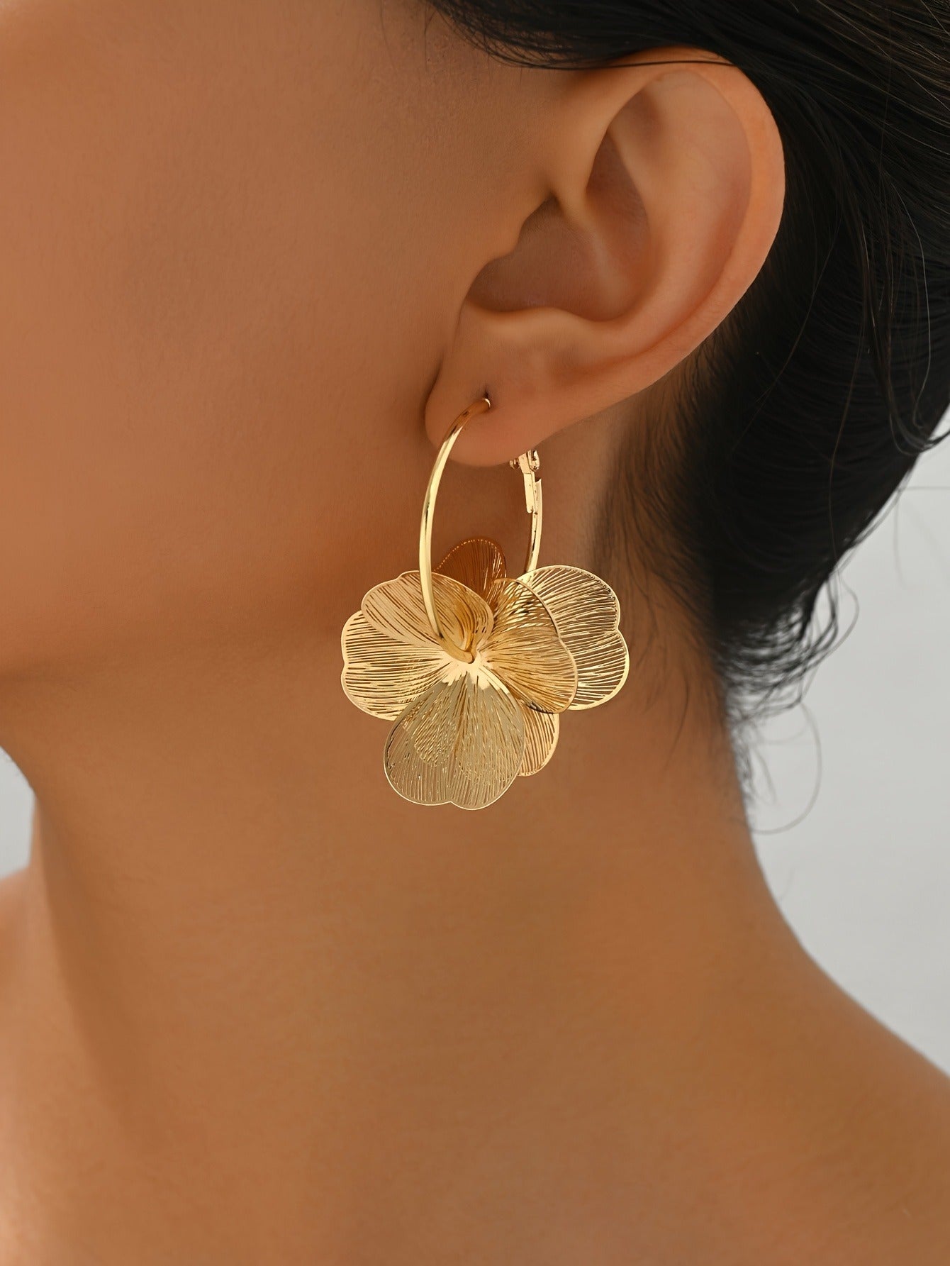 [Chic Flower Earrings] 1 Pair of Chic Exaggerated Double-Layer Flower Earrings - Elegant Hollow Design, Copper with Iron Posts, Ideal for Daily Wear and Parties, Versatile Jewelry|Vintageinspired Design|Iron Post Posts