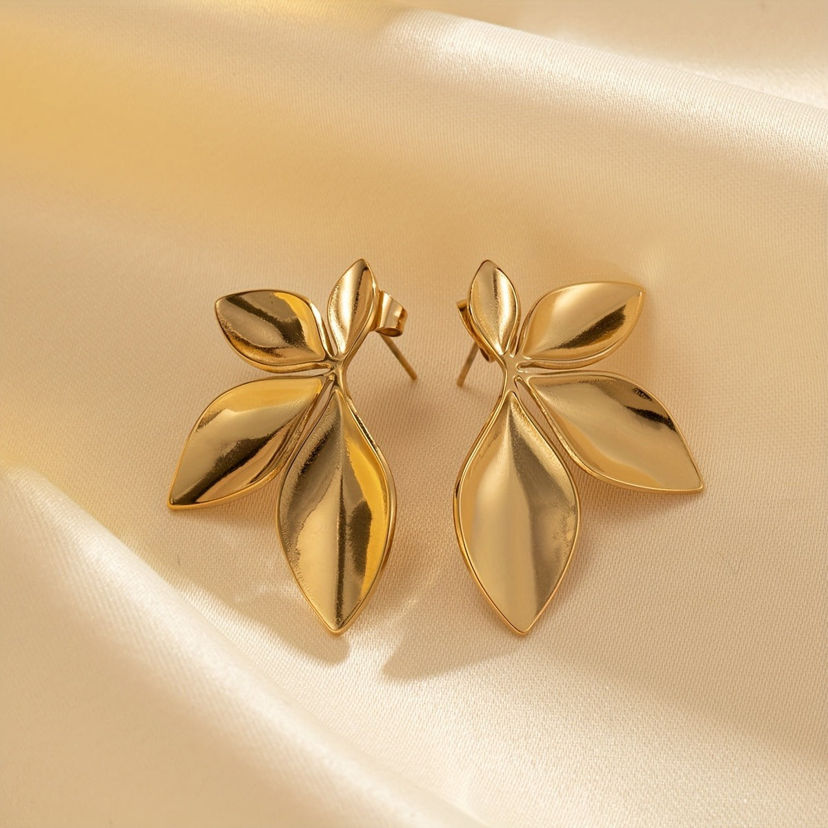 1 Pair of Exquisite Leaf-Shaped Pendant Earrings - Made of Durable Titanium Steel, Fashionable and Personalized Design, Perfect for Daily Wear, Romantic Dates, and Graduation Gifts